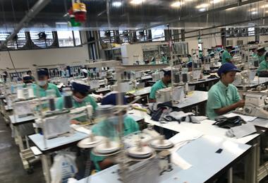 生产在服装工厂的工人衣裳