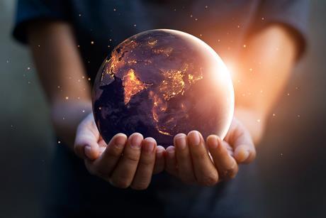 地球在晚上举行在人类的手中